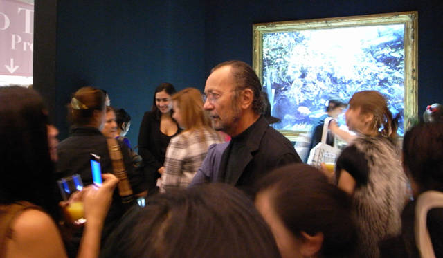 <strong>ＡＲＴ｜ミハラヤスヒロ　パリで好評を博したインスタレーションが日本公開</strong>　撮影はファッション写真家の巨匠であるパオロ・ロベルシに依頼した。ミハラヤスヒロのドレスに身を包んだ現代のオフィーリアが、彼の詩的な写真で、実際の絵画とおなじ世界観で再現される。