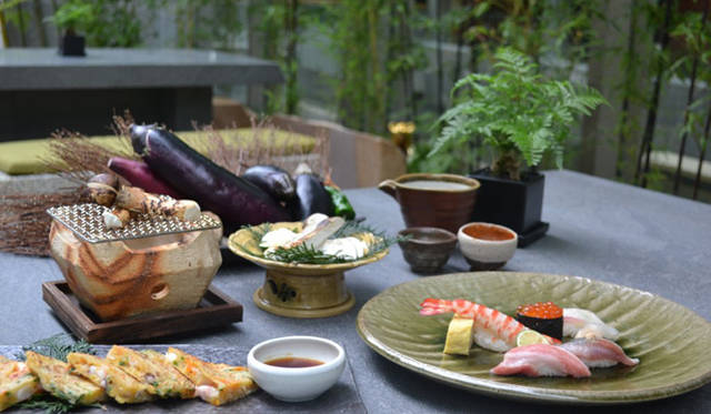 <strong>グランド ハイアット 東京 江戸前寿司「六緑」</strong>　今年8月、グランドハイアット東京内にオープンした「寿司屋の和テラス」に、秋の夜長を楽しむためのメニューが登場した