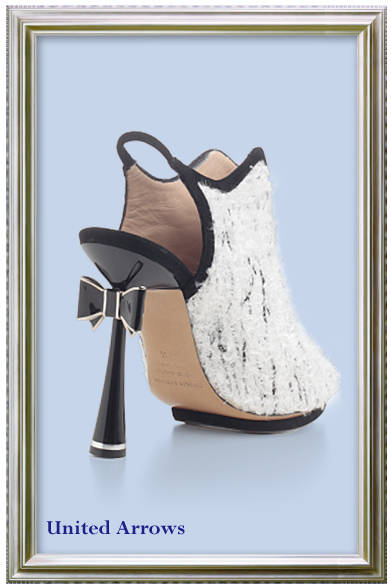 ヒールにリボンモチーフをあしらったブーティは、後ろ姿にも抜かりがない。<br /><br />シューズ　13万6500円（Nicholas Kirkwood｜ニコラスカークウッド／ユナイテッドアローズ 原宿本店 ウィメンズ館）<br /><br />ユナイテッドアローズ 原宿本店 ウィメンズ館<br />東京都渋谷区神宮前2-31-12 B1-1F<br />Tel. 03-3479-8176