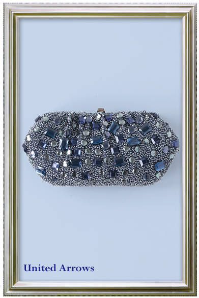 フォルムが愛らしい、モードなビジュークラッチバッグ。デイリーからパーティーまで、どんなコーディネイトにも取り入れやすい。<br /><br />バッグ　2万3100円（SANTI｜サンティ／ユナイテッドアローズ 原宿本店 ウィメンズ館）<br /><br />ユナイテッドアローズ 原宿本店 ウィメンズ館<br />東京都渋谷区神宮前2-31-12 B1-1F<br />Tel. 03-3479-8176