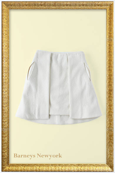 一見個性的でありながら穿いてみると洗練されたフォルムのスカート。1枚で都会的な洗練された印象に。<br /><br />スカート　6万9300円（MAIYET｜メイエット／バーニーズ　ニューヨーク銀座店）<br /><br />バーニーズ　ニューヨーク銀座店<br />東京都中央区銀座6-8-7<br />Tel.03-3289-1200<br />