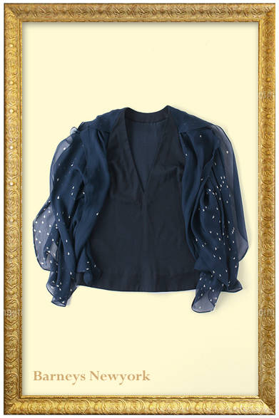 エシカルな服づくりを基本とした話題のブランド、メイエットのトップスは、腕をふわりと包んでくれる袖がフェミニン。<br /><br />ブラウス　7万6650円（MAIYET｜メイエット／バーニーズ　ニューヨーク銀座店）<br /><br />バーニーズ　ニューヨーク銀座店<br />東京都中央区銀座6-8-7<br />Tel.03-3289-1200<br />