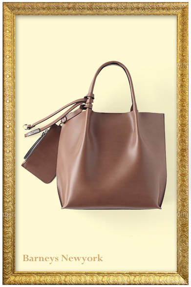 端正なフォルムとレザーの質感が美しいレザーのバッグ。秋の装いに取り入れたくなるミルクティブラウン。<br /><br />バッグ　1万9950円（GIANNI CHIARINI｜ジャンニ キアリーニ／バーニーズ　ニューヨーク銀座店）<br /><br />バーニーズ　ニューヨーク銀座店<br />東京都中央区銀座6-8-7<br />Tel.03-3289-1200<br />