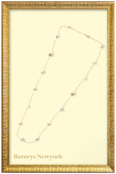 小粒のパールネックレスは上質さにこだわった逸品。福岡店の1周年記念アイテム。<br /><br />福岡1周年記念　パールネックレス　1万500円（CAROB｜カロブ／バーニーズ　ニューヨーク福岡店）<br /><br />バーニーズ　ニューヨーク福岡店<br />福岡県福岡市中央区天神2-5-55<br />Tel.092-715-1020<br />