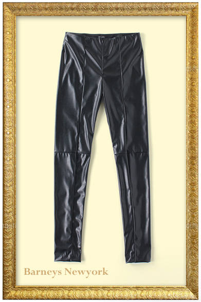 スキニ―なフェイクレザーパンツを投入してスタイリングをモードに着地させて。切り替えが美脚にも一役買ってくれるうれしい1本。<br /><br />フェイクレザーパンツ　2万6250円（SLADKY｜スラドキー／バーニーズ　ニューヨーク銀座店）<br /><br />バーニーズ　ニューヨーク銀座店<br />東京都中央区銀座6-8-7<br />Tel.03-3289-1200<br />