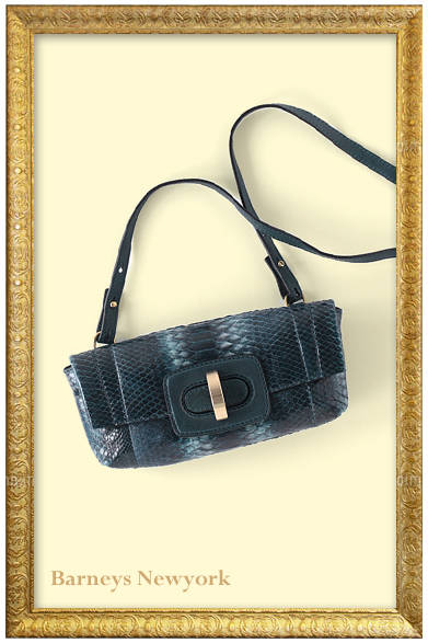 とても柔らかく、上質なパイソンレザーを使用したショルダーバッグはバーニーズの限定アイテム。深いピーコックカラーがアクセントに。<br /><br />バッグ　7万9800円（ANDREA MABIANI｜アンドレア マビアーニ／バーニーズ　ニューヨーク銀座店）<br /><br />バーニーズ　ニューヨーク銀座店<br />東京都中央区銀座6-8-7<br />Tel.03-3289-1200<br />