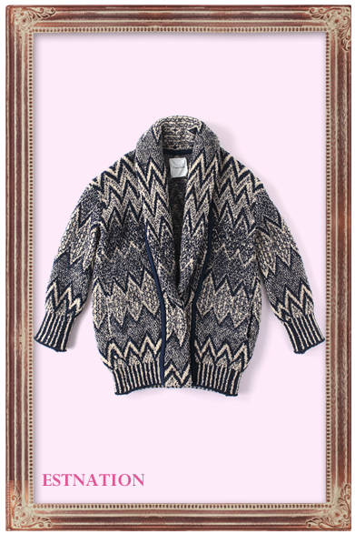 オーバーサイズのニットに包まれれば、誰だって華奢でかわいいレディに！<br /><br />ニットコート　4万7250円（iliann loeb｜イタリアンローブ）<br /><br />ESTNATION｜エストネーション<br />Tel. 03-5159-7800