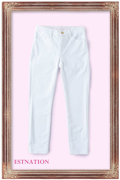 ゴールドサイン別注モデルのホワイトデニムは、カジュアルにこなれた着こなしを実現。<br /><br />デニム　2万6250円（Gold Sign｜ゴールドサイン）<br /><br />ESTNATION｜エストネーション<br />Tel. 03-5159-7800