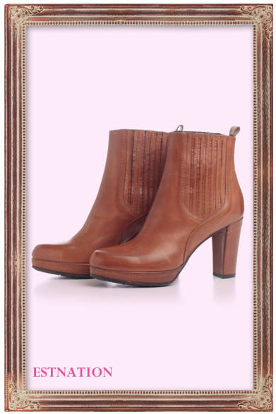 より今年らしい足もとを目指すならサイドゴアのタイプを。ヒールの高さも秀逸で疲れ知らずなのもうれしいところ。<br /><br />サイドゴアブーツ　4万950円（ESTNATION｜エストネーション）<br /><br />ESTNATION｜エストネーション<br />Tel. 03-5159-7800