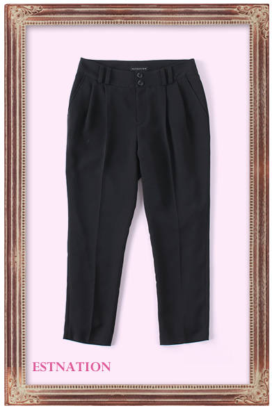 ボトムには抜け感のあるクロップトパンツを投入し、軽さを出すのが正解。　<br /><br />パンツ　2万1000円（ESTNATION｜エストネーション）<br /><br />ESTNATION｜エストネーション<br />Tel. 03-5159-7800