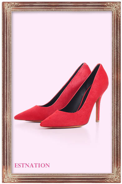 メンズライクな着こなしには華奢なパンプスを。きりっとスタイリングを締めてくれる赤がポイントに。<br /><br />パンプス　7万7700円（CELINE｜セリーヌ）<br /><br />ESTNATION｜エストネーション<br />Tel. 03-5159-7800