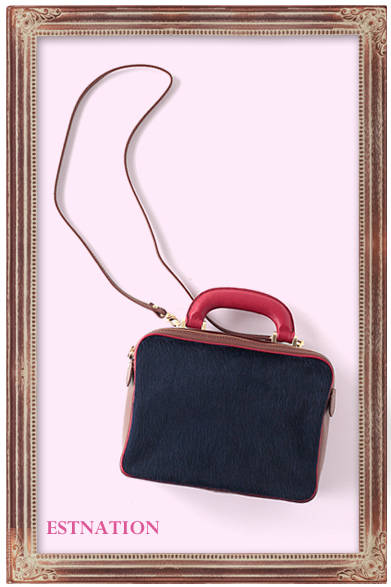 引きつづき人気のショルダーバッグは素材感とカラーリングがポイント。<br /><br />バッグ　3万1500円（ESTNATION｜エストネーション）<br /><br />ESTNATION｜エストネーション<br />Tel. 03-5159-7800