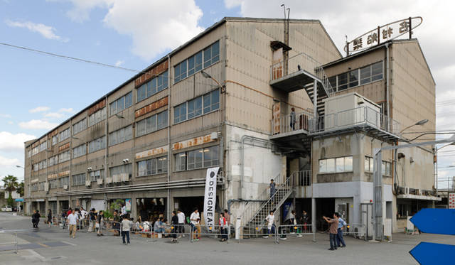 <strong>EVENT｜DESIGNEAST03 国際的なデザインがうまれる状況をデザインする試み</strong>　9月14日（土）～17（月）の3日間、大阪の名村造船所跡地／クリエイティブセンター大阪にて開催されることとなった。第4回となる今年は、テーマに「状況との対話」を掲げた。(C)takumi ota