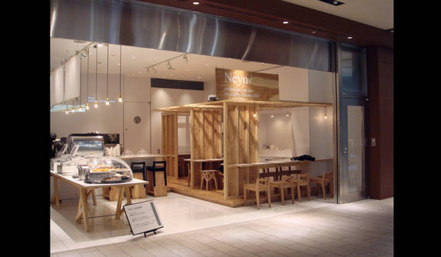 <strong>EVENT｜DESIGNEAST03 国際的なデザインがうまれる状況をデザインする試み</strong> OKAYsyudio｜デザイナーの図面と材料を買い、自分でつくるという、デザインイーストのセルフビルド型ワークショップ。実施三年目となる今年は、ロンドンを中心に活動するデザインコレクティブ、オーケースタジオがワークショップを共同企画する。