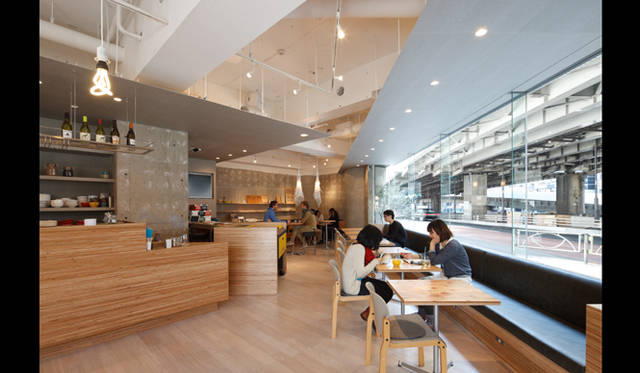 <strong>EVENT｜DESIGNEAST03 国際的なデザインがうまれる状況をデザインする試み</strong>  猪熊純｜fab cafe 写真：西川公朗