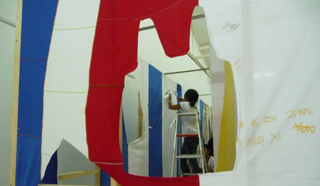 <strong>EVENT｜DESIGNEAST03 国際的なデザインがうまれる状況をデザインする試み</strong> シアタープロダクツはワークショップを実施。来場者がその場で服を制作する。