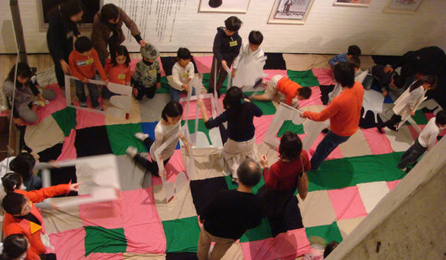 <strong>EVENT｜DESIGNEAST03 国際的なデザインがうまれる状況をデザインする試み</strong> シアタープロダクツはワークショップを実施。来場者がその場で服を制作する。