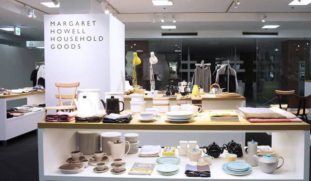 　松屋銀座店7階「MARGARET HOWELL HOUSEHOLD GOODS」　手前下段がヴィンテージの陶器「POOLE(プール)」