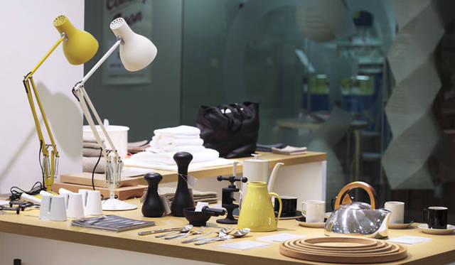 　松屋銀座店7階「MARGARET HOWELL HOUSEHOLD GOODS」　手前のケトル「ピコーウエア」は4万2000円