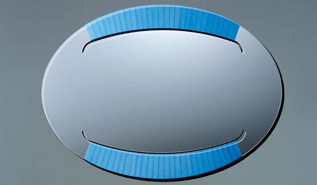 <strong>S&O DESIGN 清水久和＆岡田栄造</strong>　「HAIRSTYLE MIRROR」 井上リボン工業株式会社 2004 鏡に直接リボンが編みこまれている