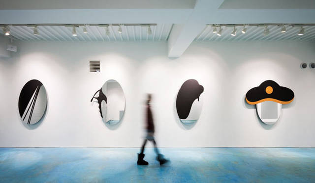 <strong>S&O DESIGN 清水久和＆岡田栄造</strong>　「鏡の髪型」 ギャラリー@btf 東京 2010　鏡をさまざまな髪型で装飾したユニークな作品