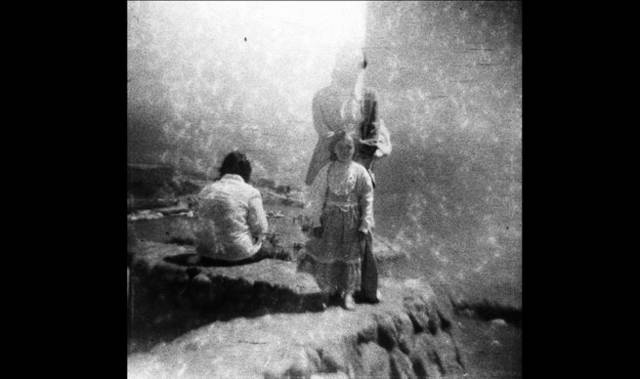 <strong>ART｜「操上和美―時のポートレイト　ノスタルジックな存在になりかけた時間。」展</strong>　《明日を見る家族》、シリーズ〈陽と骨〉より　1974年