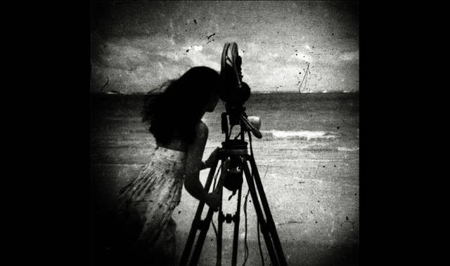 <strong>ART｜「操上和美―時のポートレイト　ノスタルジックな存在になりかけた時間。」展</strong>　《海を見る》、シリーズ〈陽と骨〉より　1976年