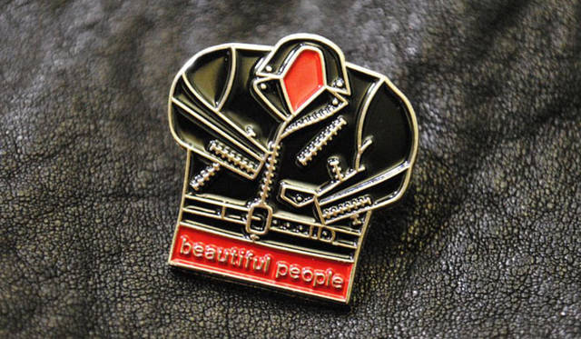 <strong>beautiful people｜ビューティフル ピープル</strong>　商品を購入するとプレゼントされる青山店1周年限定のオリジナルライダースピンバッチ