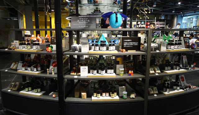 <strong>LOFT｜ロフト</strong>　1階「ジャパンスーベニールショップ」 国内各地の土産に適したグッズを集積