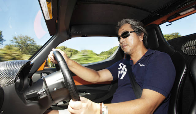 <strong>TESLA Roadster Sport 2.5｜テスラ ロードスター スポーツ 2.5</strong><br />東京都内から神奈川県横須賀市佐島間までの往復約150kmの試乗おこなったモータージャーナリストの九島辰也氏。