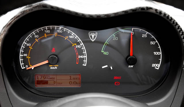 <strong>TESLA Roadster Sport 2.5｜テスラ ロードスター スポーツ 2.5</strong><br />極めてシンプルなインパネのデザイン。左がスピードメーター、右にパワーメーターが備わる。