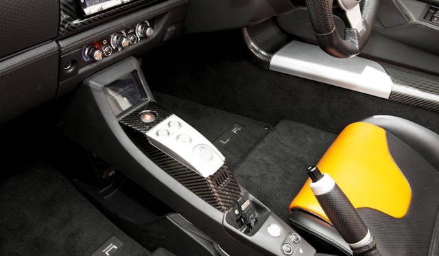 <strong>TESLA Roadster Sport 2.5｜テスラ ロードスター スポーツ 2.5</strong><br />センターコンソールには「P」「R」「N」「D」の4つのボタンが備わる。