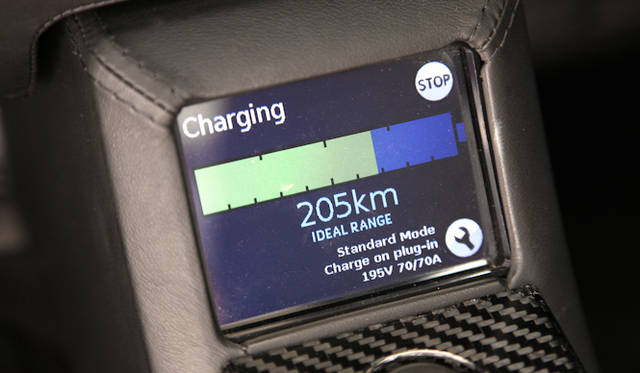 <strong>TESLA Roadster Sport 2.5｜テスラ ロードスター スポーツ 2.5</strong><br />インパネに装備されるタッチ式のマルチインジケーターは、ドライブモード、可能走行距離、バッテリー残量などの車両情報が表示される。