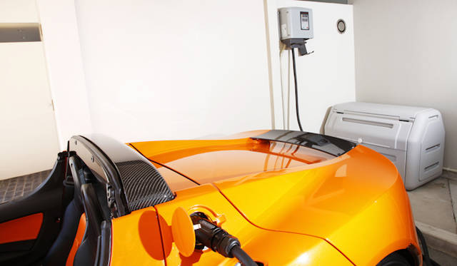 <strong>TESLA Roadster Sport 2.5｜テスラ ロードスター スポーツ 2.5</strong><br />葉山の南佐島にある貸別荘「Nowhere but Sajima」には、テスラ用の充電システムも設置されている。