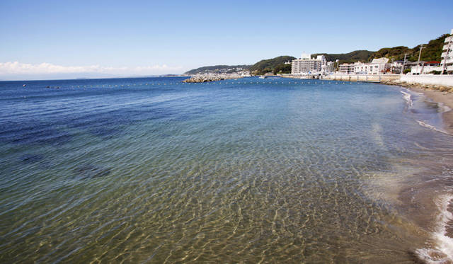 <strong>Nowhere but Sajima｜ノーウェア・バット・サジマ</strong><br />開放感に溢れるガラス張りのリビングから相模湾を一望。