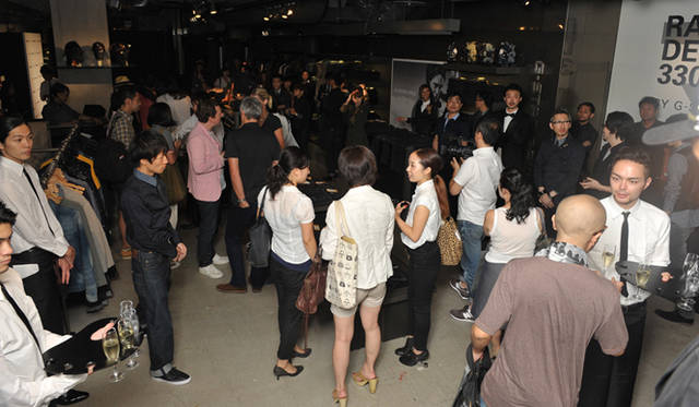 <strong>G-STAR RAW｜ジースターロゥ</strong>　多くのゲストが訪れたパーティでは、オランダから来日したクリエイティブチームによるミニショーも披露