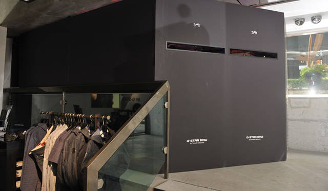 <strong>G-STAR RAW｜ジースターロゥ</strong>　ショップ入り口に設置された祐真氏ディレクションのインスタレーションは9月19日まで展示される
