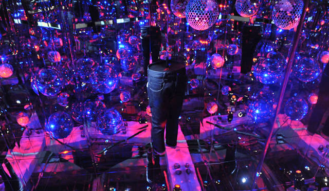 <strong>G-STAR RAW｜ジースターロゥ</strong>　ミラーボールの輝きが鏡に反射する、まるで万華鏡のような空間は1980年代のディスコをイメージ