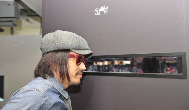 <strong>G-STAR RAW｜ジースターロゥ</strong>　このようにスリットから内部を覗くように鑑賞する、という祐真氏らしい遊び心溢れる演出となっている