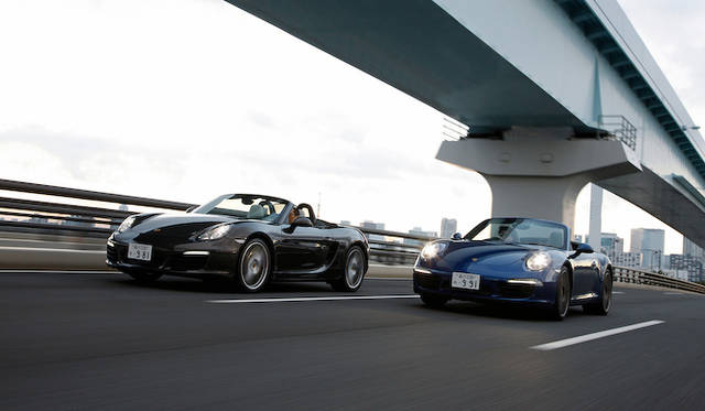 <strong>Porsche 911 Carrera Cabriolet & Porsche Boxster S｜ポルシェ911カレラ カブリオレ & ポルシェ ボクスターS</strong><br />左が「981型」ボクスター、右が「911型」911カブリオレ