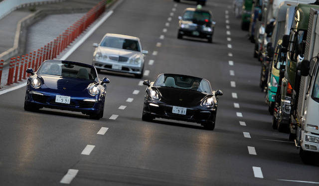 <strong>Porsche 911 Carrera Cabriolet & Porsche Boxster S｜ポルシェ911カレラ カブリオレ & ポルシェ ボクスターS</strong><br />左が「911型」911カブリオレ、右が「981型」ボクスター
