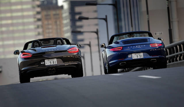 <strong>Porsche 911 Carrera Cabriolet & Porsche Boxster S｜ポルシェ911カレラ カブリオレ & ポルシェ ボクスターS</strong><br />左が「981型」ボクスター、右が「911型」911カブリオレ