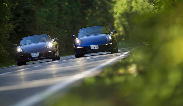 <strong>Porsche 911 Carrera Cabriolet & Porsche Boxster S｜ポルシェ911カレラ カブリオレ & ポルシェ ボクスターS</strong><br />左が「981型」ボクスター、右が「911型」911カブリオレ