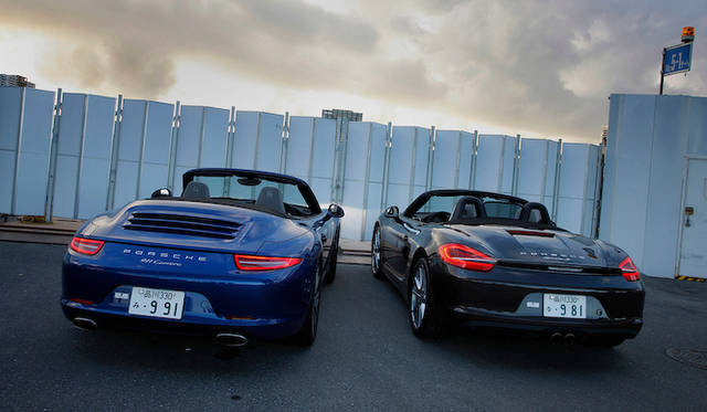 <strong>Porsche 911 Carrera Cabriolet & Porsche Boxster S｜ポルシェ911カレラ カブリオレ & ポルシェ ボクスターS</strong><br />左が「911型」911カブリオレ、右が「981型」ボクスター