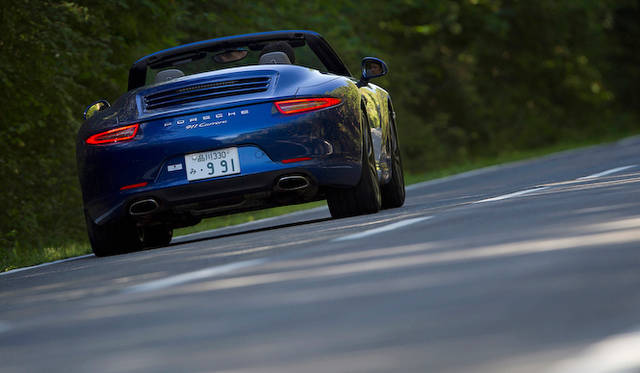 <strong>Porsche 911 Carrera Cabriolet｜ポルシェ911カレラ カブリオレ</strong><br />ボディカラーはアクアブルーメタリック、幌はブラック（20万8,000円）