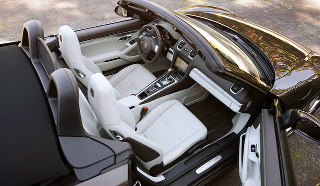 <strong>Porsche Boxster S｜ポルシェ ボクスターS</strong><br />インテリアカラーはアゲートグレー/ペブルグレー（60万8,000円）