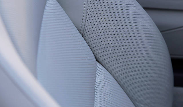 <strong>Porsche Boxster S｜ポルシェ ボクスターS</strong><br />今回の車両にはシートヒーター（7万4,000円）とシートベンチレーション（16万4.000円）が設定されている