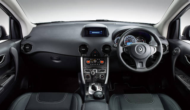 <strong>Renault Koleos BOSE® Edition｜ルノー コレオス BOSE®エディション</strong><br />インテリアは専用のダークカーボンでまとめられる