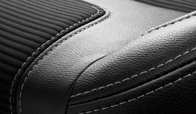 <strong>Renault Koleos BOSE® Edition｜ルノー コレオス BOSE®エディション</strong><br />シートは専用のファブリック＆レザー調