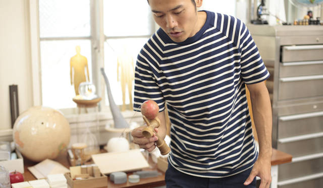 <strong>伊藤嶺花×鈴木康広｜スピリチュアル対談（後編）</strong>　「いま持っているけん玉は、中学のときに先生からもらったものです。先生がクラスに持ってきて『遊んでいいよ』と言うので、休み時間に10人ぐらいで集まって遊んでたんですけど、あるとき先生が『“灯台”っていうむずかしい技を一番はじめに3秒間できたら、その人にけん玉あげる』って言いはじめて」（鈴木さん）